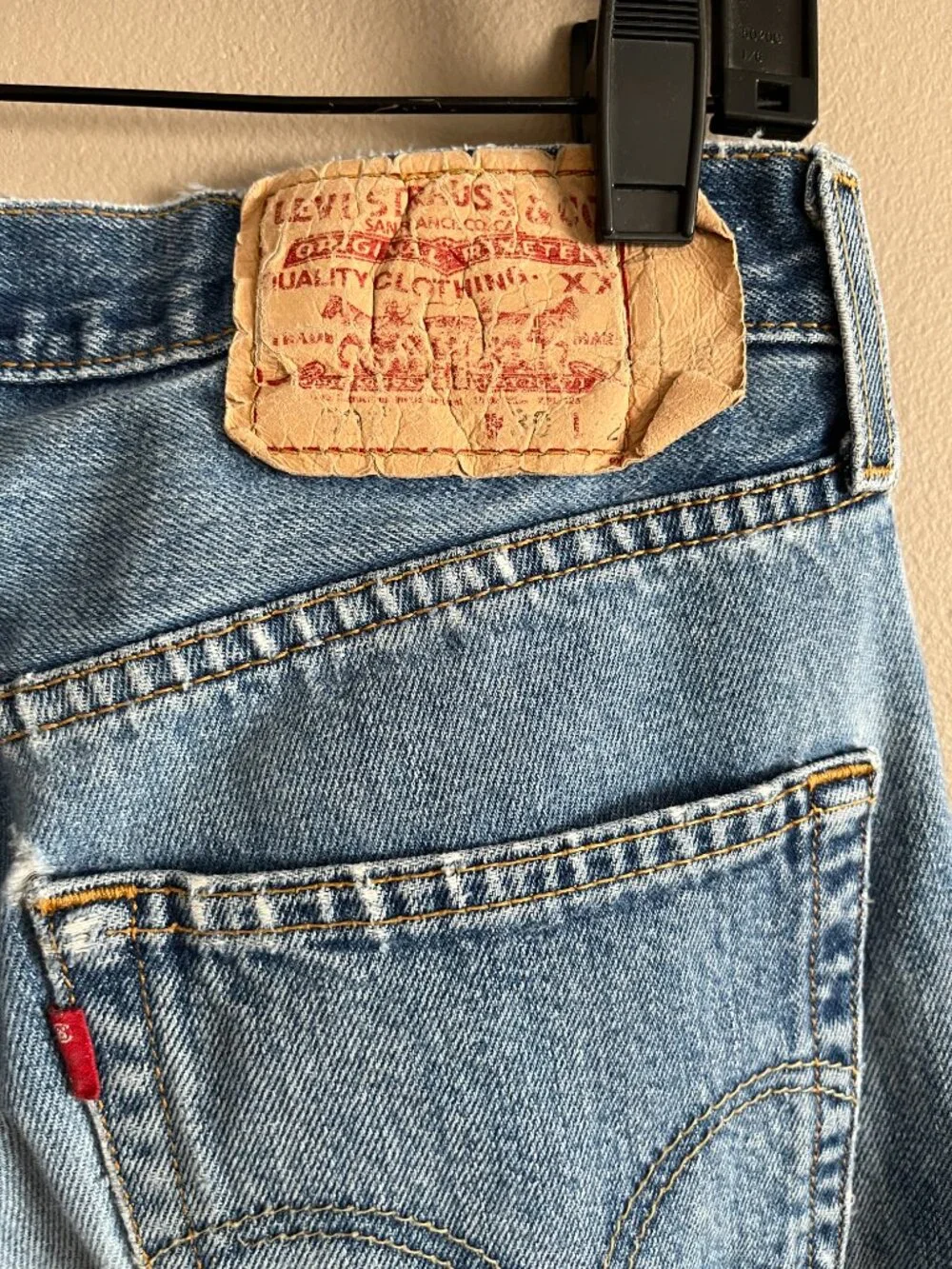 VTG Levi's 501 31x32 Medium Wash Broken in Blank Red Tag 2005